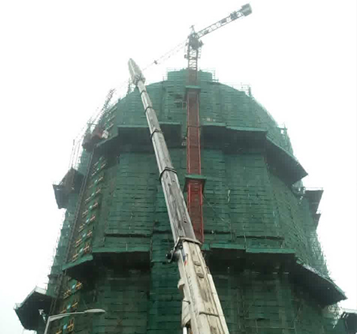 龙泉驿吊车在工地上作业